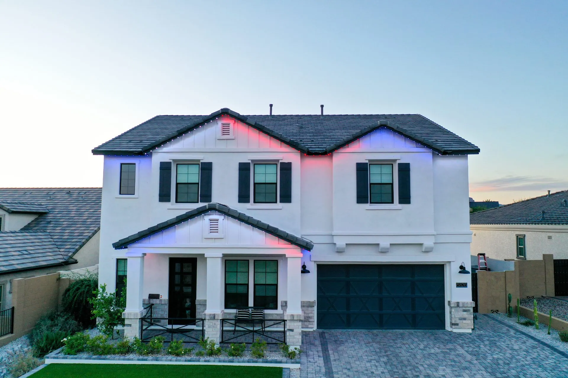 Custom roofline accent lighting