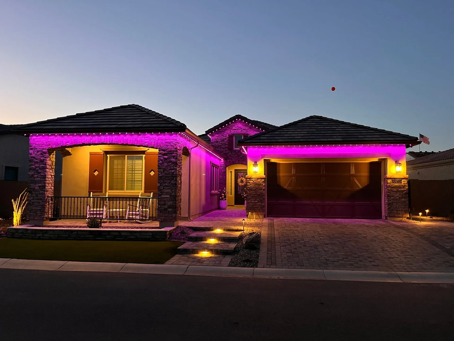 Pink accent lighting on Arizona home roofline