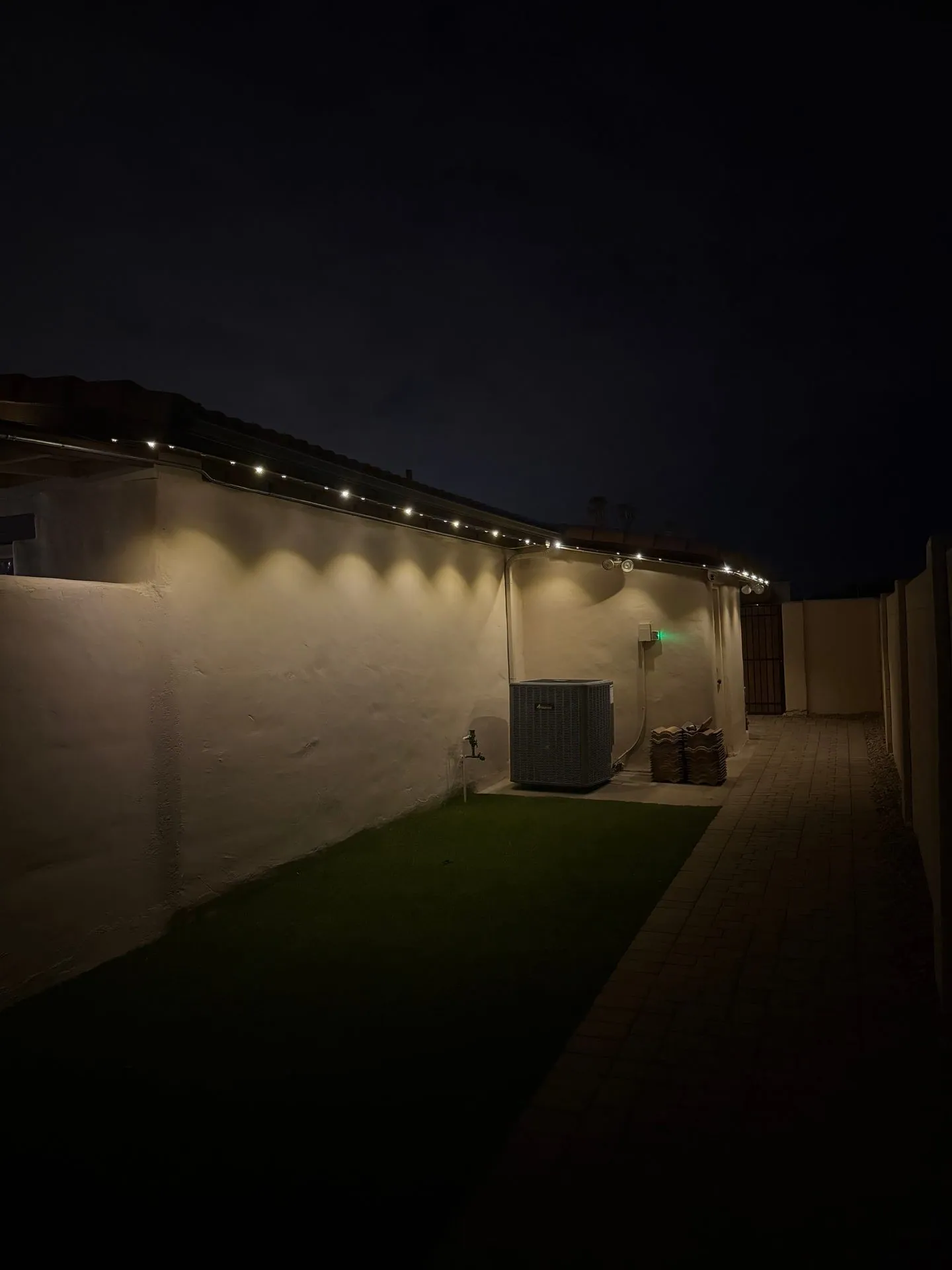 Side yard wall lighting installation